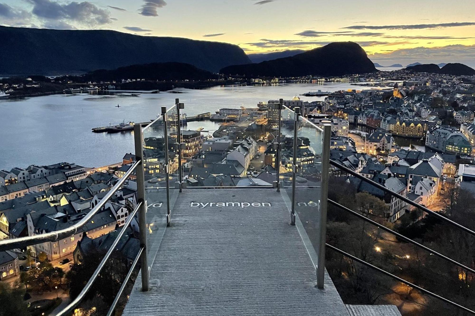 Two-Bedroom City Apartment With Fire Place, Free Parking And Fjordview Terrace - Calm And Central Ålesund Exterior foto