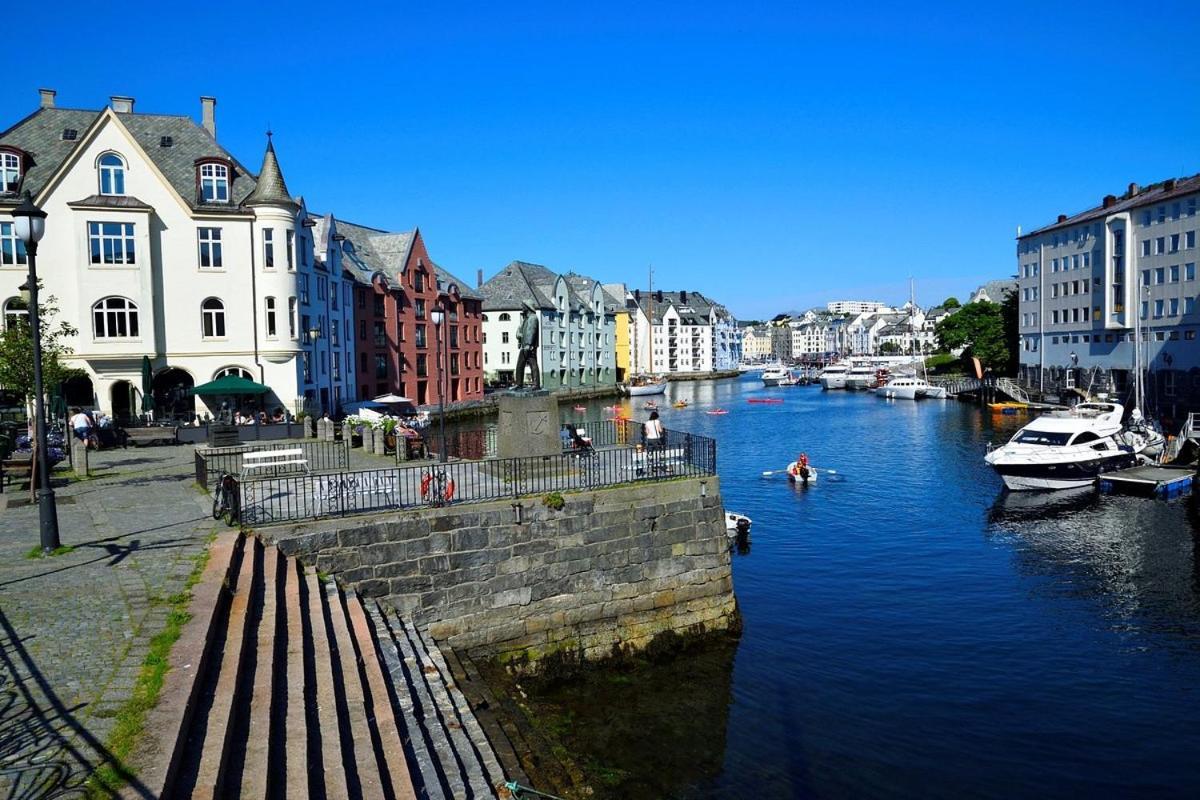 Two-Bedroom City Apartment With Fire Place, Free Parking And Fjordview Terrace - Calm And Central Ålesund Exterior foto