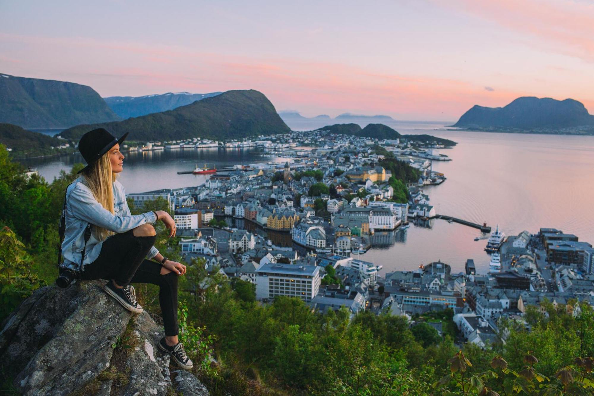 Two-Bedroom City Apartment With Fire Place, Free Parking And Fjordview Terrace - Calm And Central Ålesund Exterior foto